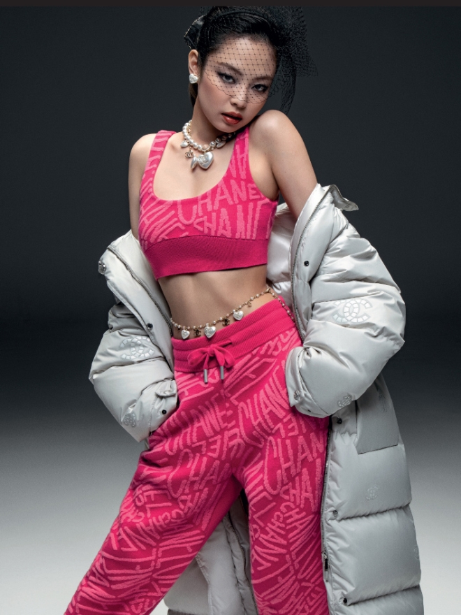 Jennie Kim kiêu sa trong BST Coco Neige 2021 của Chanel