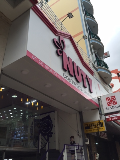 Nuty Cosmetics_ Địa chỉ cửa hàng vừa phát hiện đang bày bán mỹ phẩm không có giấy phép lưu hành sản phẩm do Bộ Y tế cấp, không dán nhãn phụ bằng tiếng Việt trên sản phẩm, bán hàng giả mạo