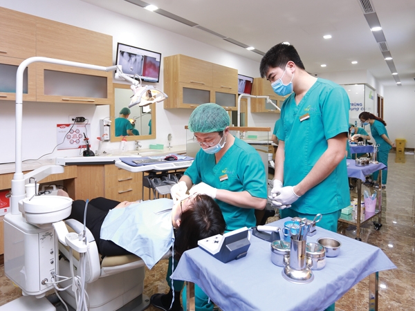 Bác sĩ Trần Phương Bình đang “thiết kế nụ cười” cho một khách hàng