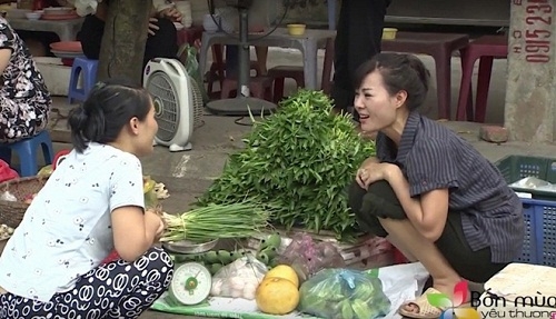 Hình ảnh Thanh Hương bán rau ngoài chợ khiến cư dân mạng xôn xao