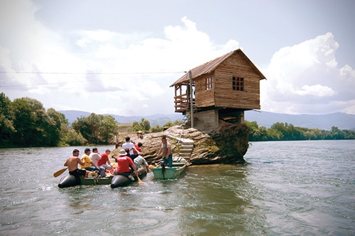 Ngày nay, du khách có thể tới thăm ngôi nhà độc đáo bằng cách tham gia vào một tour du ngoạn trên sông. Ảnh: Amusing.
