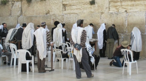 Các tín đồ Hồi giáo trước Bức tường Than Khóc ở Jerusalem. Ảnh: What to Wear on Holiday.