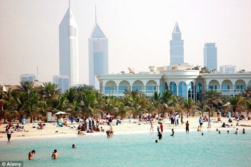 Bãi biển Dubai vào mùa đông vẫn tấp nập du khách. Ảnh: Alamy.