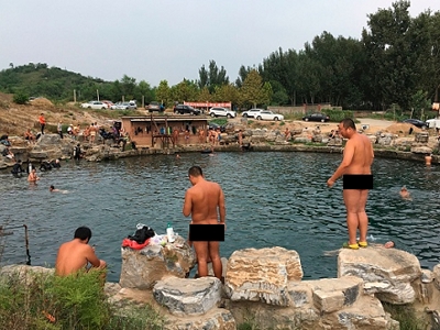 Những người đàn ông tụ tập về ao tắm tiên ở ngoại ô Bắc Kinh. Ảnh: Fred Dufou.