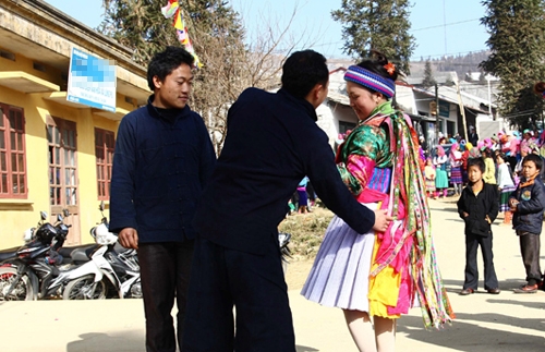 Tục vỗ mông là nét đẹp văn hóa lâu đời của người H'Mông. Ảnh: Baohagiang.