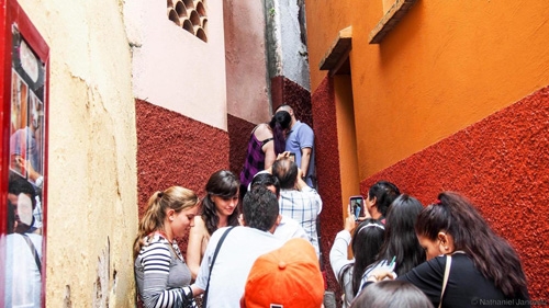 Rất nhiều người đến Callejon del Beso hàng ngày để hôn nhau trên bậc cầu thang số 3. Ảnh: BBC.