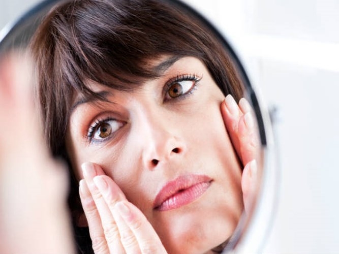 Bạn chạm vào khuôn mặt của bạn thường xuyên: Tay của chúng ta thường được nhắc đến như là nguồn gốc của trùng và vi khuẩn. Chạm vào mặt với bàn tay bẩn có thể truyền những vi trùng đó và làm da bạn bong ra. Vì vậy, hạn chế chạm vào mặt bạn thường xuyên để đảm bảo rằng làn da của bạn không bị phơi nhiễm với vi trùng và vi trùng gây hại.