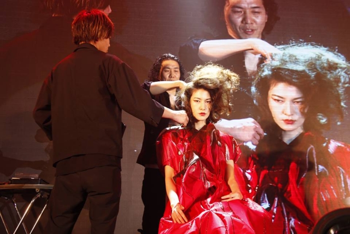Nhà tạo mẫu tóc đến từ Nhật bản cùng các tác phẩm tuyêt vời dành cho buổi biểu diễn.