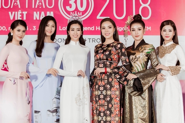 Kỳ Duyên - Huyền My hội ngộ các người đẹp cuộc thi Hoa hậu Việt Nam.