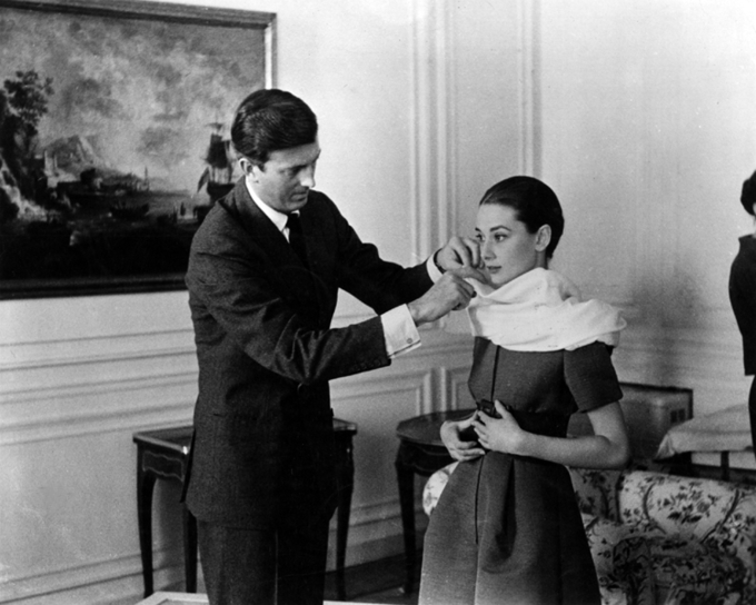 NTK Hubert de Givenchy qua đời ngày 10/3 tại Pháp. Khi còn sống, mối quan hệ giữa ông và minh tinh Audrey Hepburn không đơn thuần là tri kỷ mà nữ diễn viên người Anh còn là nàng thơ, nguồn cảm hứng sáng tạo trong sự nghiệp thời trang của ông.