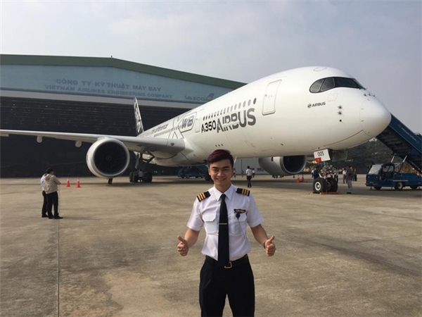 Hà Duy hiện tại đã trở thành 1 chàng phi công trẻ, cao to, đẹp trai.