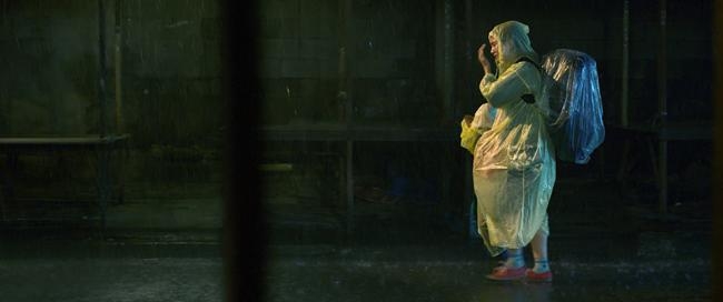 Hình ảnh mẹ con Mi Trần và Phương Đông bước đi trong mưa phải chăng chính là lựa chọn mà Sơn Huy đã quyết định?