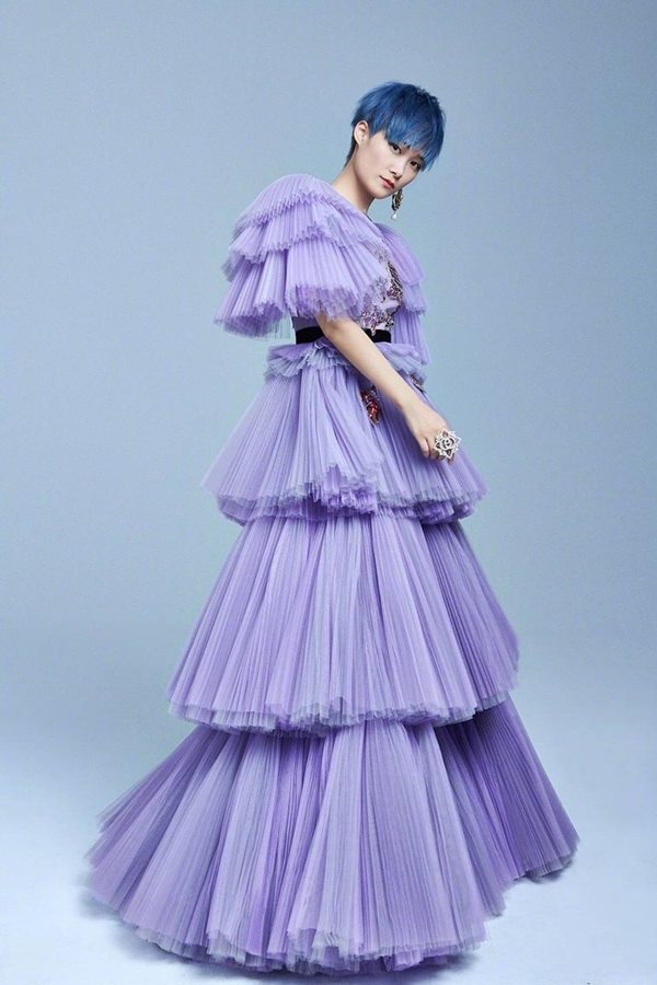 Lý Vũ Xuân và chiếc váy xếp tầng xếp lớp màu tím valender của thương hiệu Gucci.