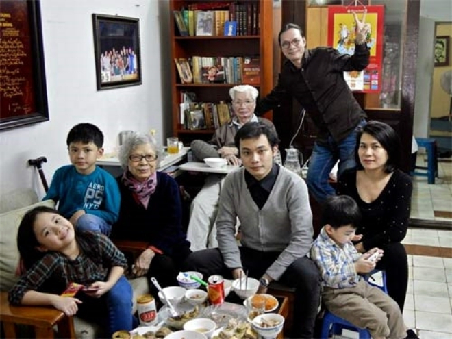 Gia đình hạnh phúc của đạo diễn Trần Lực bên 4 người con và người vợ thứ 3.