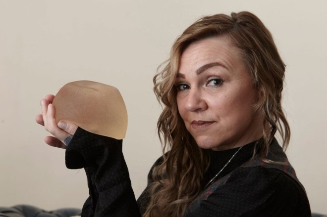 Chị Tonia Rossington đã suy nghĩ nhiều về quyết định tự tháo túi silicon trong ngực. Ảnh: Metro
            