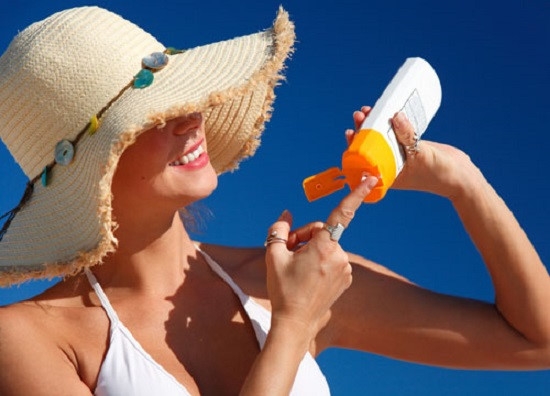 Cần bôi kem chống nắng để tránh các tác hại do ánh nắng gây ra.