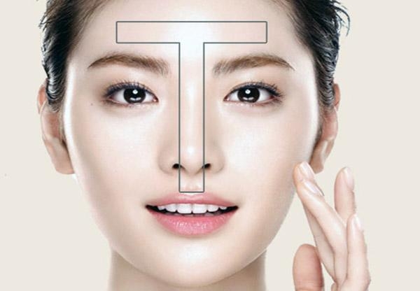 Hãy chú ý kiềm dầu ở khu vực chữ T trên khuôn mặt, vì đây là vùng tiết dầu nhiều nhất trên da.