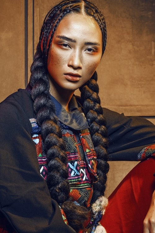 Trang điểm tàn nhang ấn tượng của mẫu Việt khi chụp hình cho tạp chí.