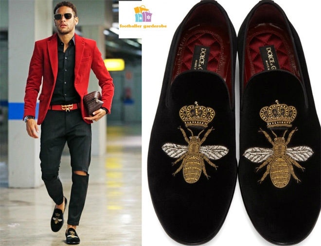 Neymar sở hữu phong cách thời trang thời thượng, hợp mốt. Trong bức ảnh trên, anh đi giày Milano của Dolce & Gabbana có giá 1.395 bảng Anh (hơn 42 triệu đồng).