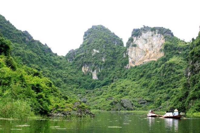 Không gian sông nước hữu tình của hồ Quan Sơn là đắm say lòng người ( Nguồn: Internet)