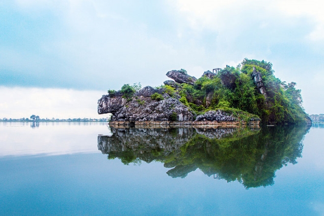 Đừng quên ghé thăm đảo Rùa ở giữa hồ ( Nguồn: Internet)