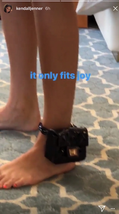 Kendall Jenner lăng xê mốt túi đeo…cổ chân trên tài khoản mạng xã hội