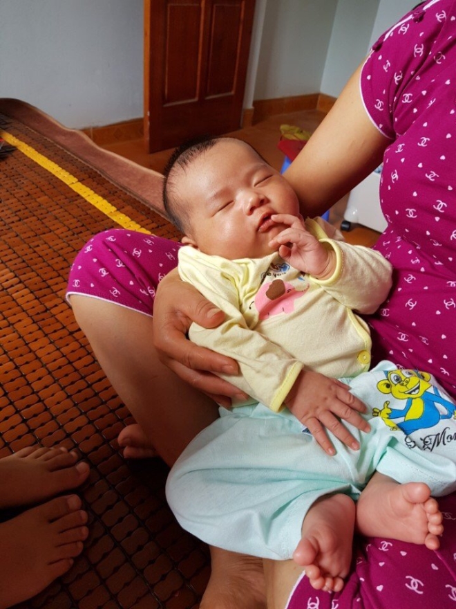 Hình ảnh con trai mới sinh của nam diễn viên hài: Hồi đầu tháng 6 năm nay, bé Trí Khôi chào đời tại quê nhà ở Vĩnh Phúc. Hiện bé được hơn 5kg.