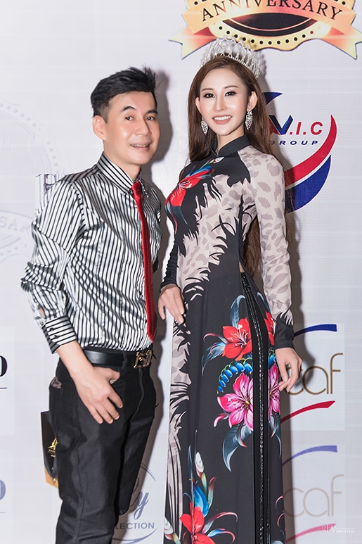 Hoa hậu Chi Nguyễn (trang phục Áo dài Dorii) và ca sĩ Đoan Trường