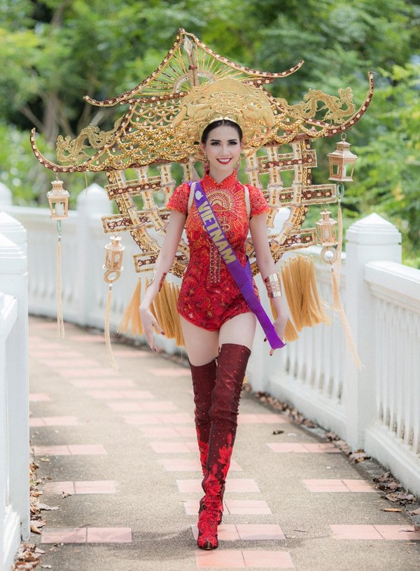 Phan Thị Mơ ấn tượng trong trang phục truyền thống tại cuộc thi