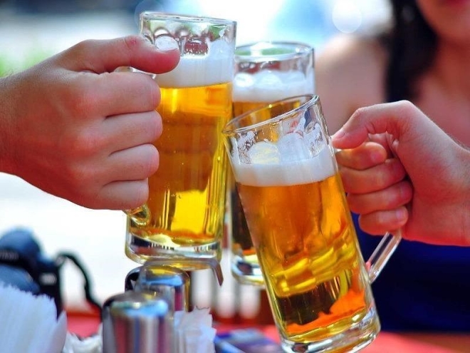 Theo nghiên cứu, tình trạng vi khuẩn xấu trong nước bọt người uống bia khá cao. Ảnh: Internet