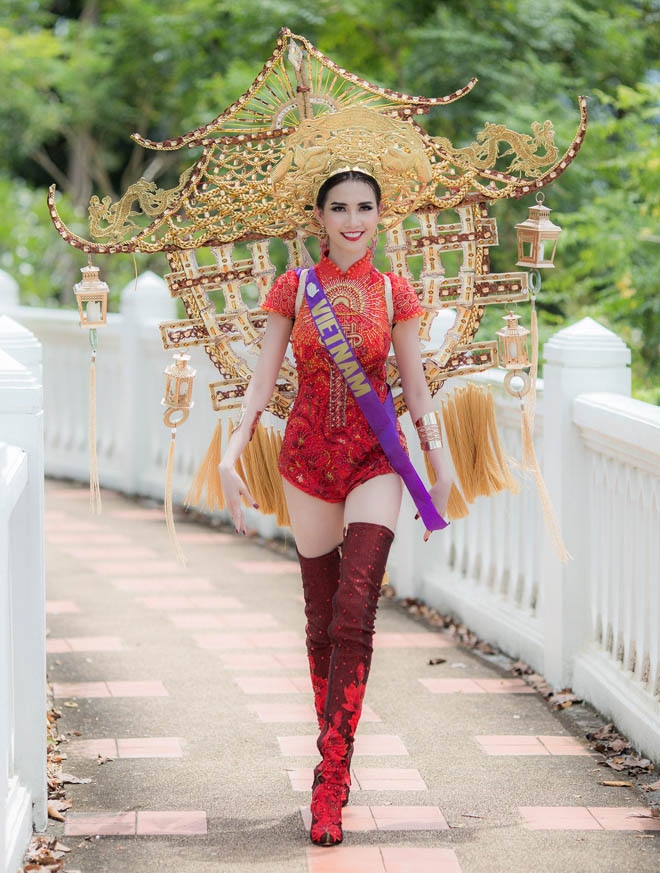 Cận cảnh bộ quốc phục của Phan Thị Mơ trình diễn tại Hoa hậu Đại sứ Du lịch Thế giới 2018