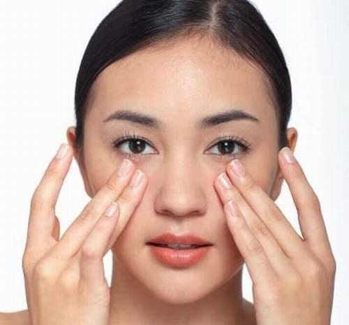 Massage nhẹ nhàng quanh vùng mắt cũng giúp xóa bớt nếp nhăn.
            