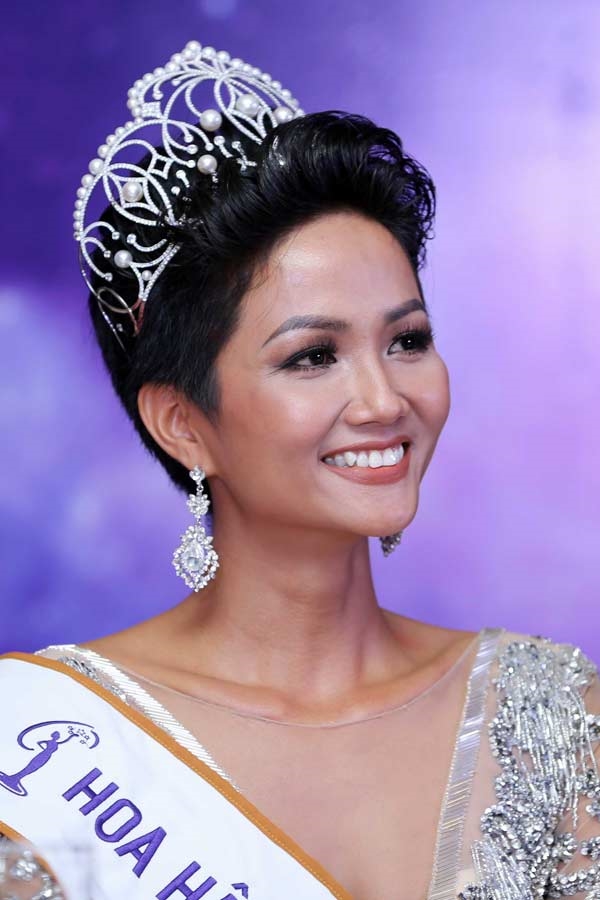 Nhờ vẻ đẹp khác biệt đã giúp cho H'Hen Niê vượt qua nhiều đối thủ nặng ký đăng quang ngôi hậu Hoa hậu Hoàn vũ Việt Nam 2017.