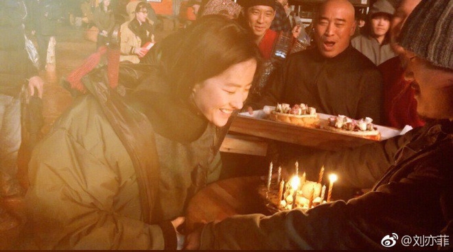 Hình ảnh mới đây của Lưu Diệc Phi trên phim trường Hoa Mộc Lan mừng sinh nhật 