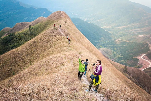 Nhóm du khách khám phá một đỉnh núi ở Bình Liêu