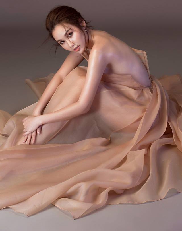 Á hậu Thanh Trang xuất hiện quyến rũ trong bộ đồ màu nude mỏng manh