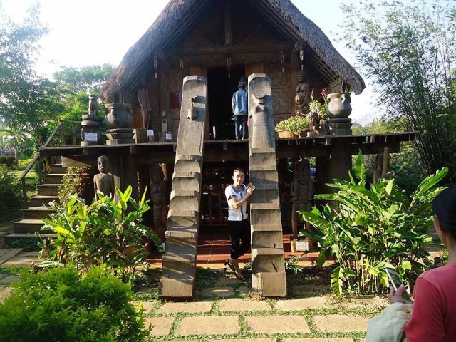 Chiếc cầu thang trong ngôi nhà dài của người Ê Đê tại buôn Ko Tam, TP Buôn Ma Thuột, Đắk Lắk. Ảnh: TRÍ TÍN