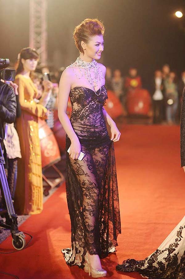 Chuyện ăn mặc, trang phục của người mẫu Hồng Quế luôn bị chỉ trích.