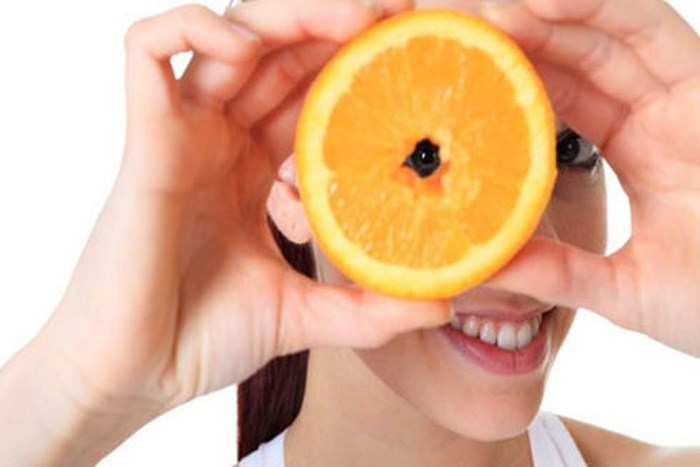 Các loại trái cây như cam, chanh, nho và quả giàu vitamin C có thể làm giảm nguy cơ thoái hóa điểm vàng và đục thủy tinh thể.(ảnh minh hoạ)