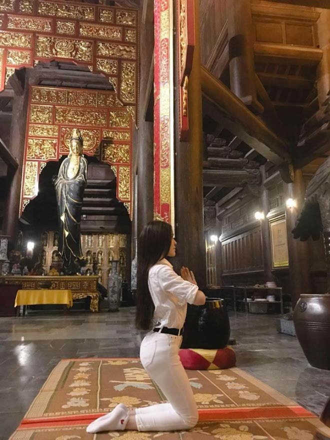 Dáng chắp tay quỳ trước cửa Phật của Thư Dung bị cư dân mạng 