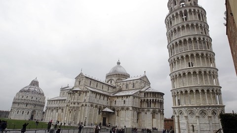 Tháp nghiêng Pisa ngày càng thẳng