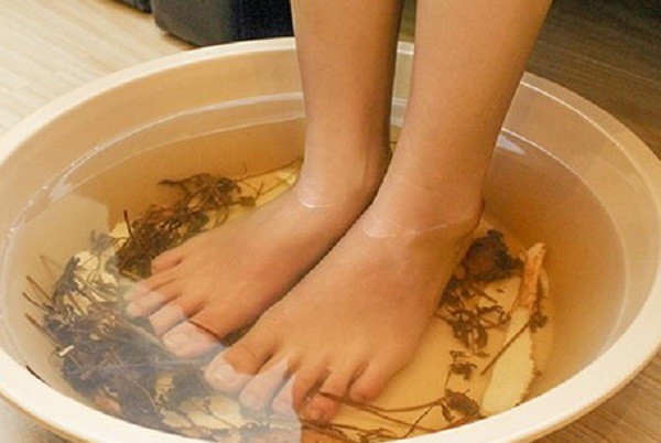 Ngâm chân bằng nước muối ấm trước khi đi ngủ
            