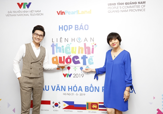 -	Nhà báo Đặng Diễm Quỳnh và Phạm Công Tố tại Lễ họp báo giới thiệu về Liên hoan Thiếu nhi Quốc tế VTV năm 2019