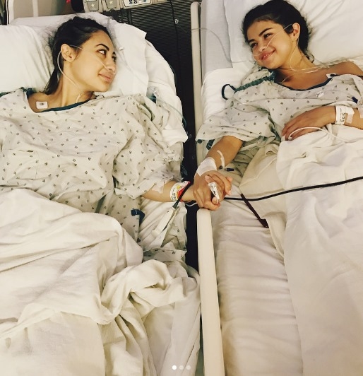 Khoảnh khắc Selena và người bạn thân Francia Raisa trên giường bệnh năm 2017.