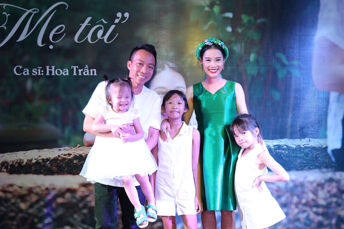 Vợ chồng ca sĩ Hoa Trần – NSƯT Việt Hoàn cùng 3 con gái