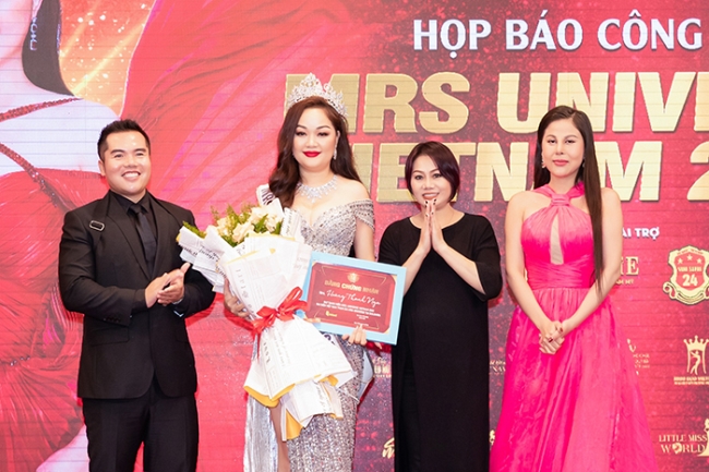 BTC tặng Bằng chứng nhận và hoa chúc mừng Mrs Universe Việt Nam -Hoa hậu qúy bà Hoàn vũ Việt Nam- Hoàng Thanh Nga