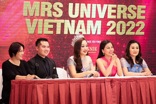 BTC Mrs Universe Việt Nam, Hoa hậu Quý bà Hòa bình Quốc tế 2022 Phan Kim Oanh và hoa hậu Hoàng Thanh Nga trả lời phỏng vấn báo chí