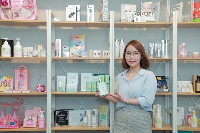 Từ một giáo viên tiểu học Lê Thị Mai - Lee Ka Yoen - quyết định lấn sân sang kinh doanh lĩnh vực mỹ phẩm, với mong muốn lan tỏa giá trị của cái đẹp.
            